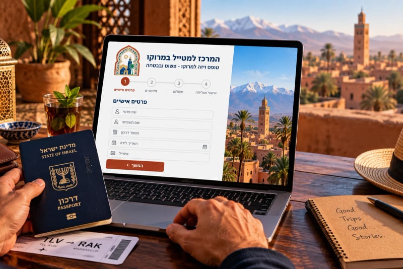 ידיים על שולחן עם דרכון ישראלי, מחשב נייד מול גגות מרקש והרי האטלס