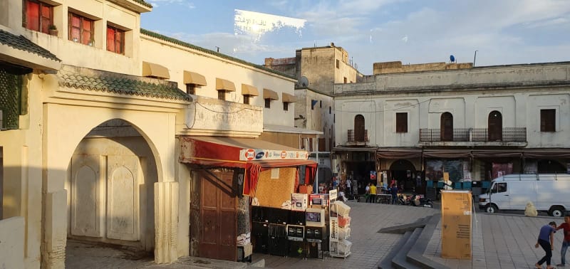 המלאח של פאס בתצלום משנת 2019, שער אבן, חנויות ובתי מגורים