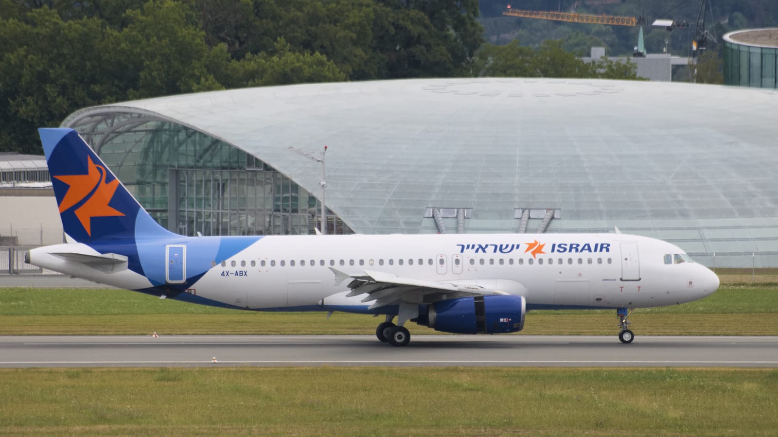 מטוס איירבוס A320 של ישראייר על המסלול בנמל התעופה של זלצבורג, יולי 2026